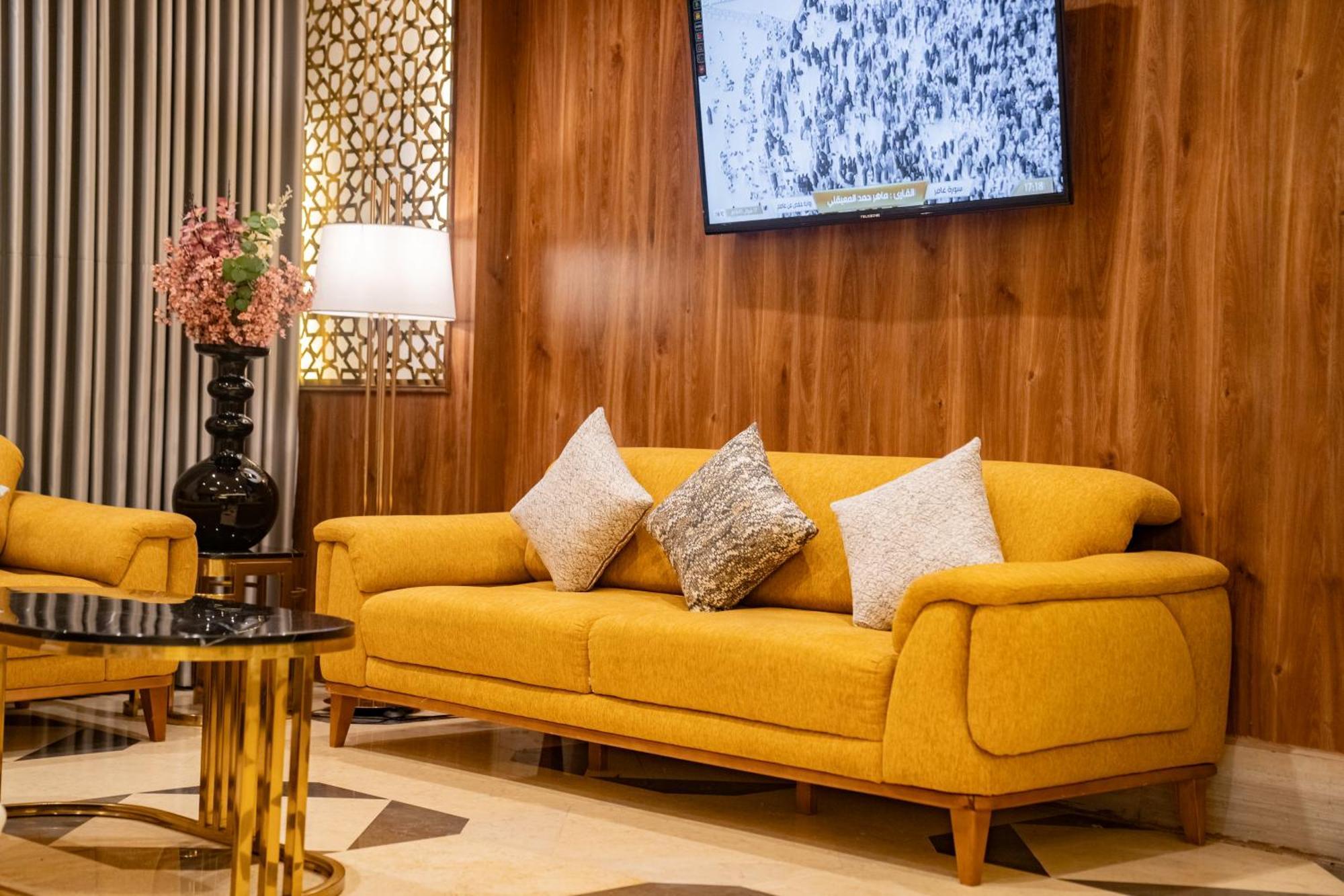 Emaar Grand Hotel Мекка Экстерьер фото A modern three-seat sofa